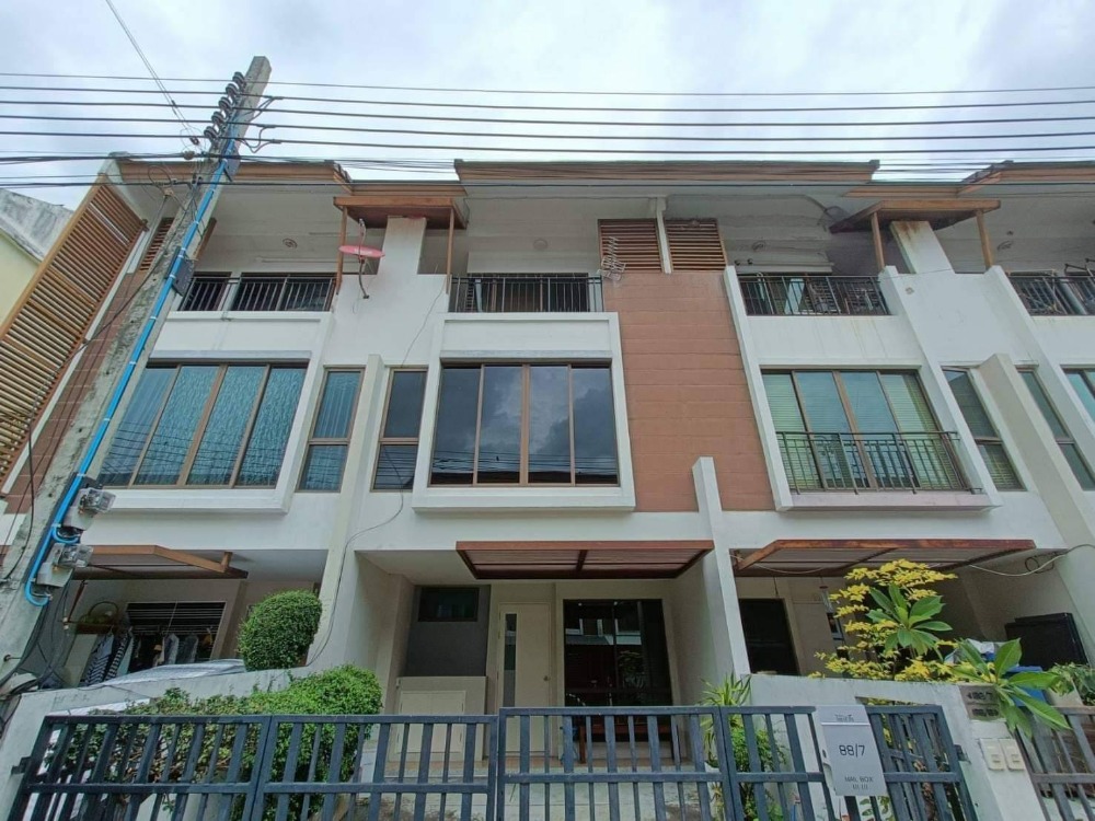 For RentTownhomeOnnut, Udomsuk : The Private Sukhumvit-Bangchak | 3 Storey, 180 sq.m., 23 sq.w. | 3 bedrooms | Only 800 meters from BTS Bangchak Skytrain station.