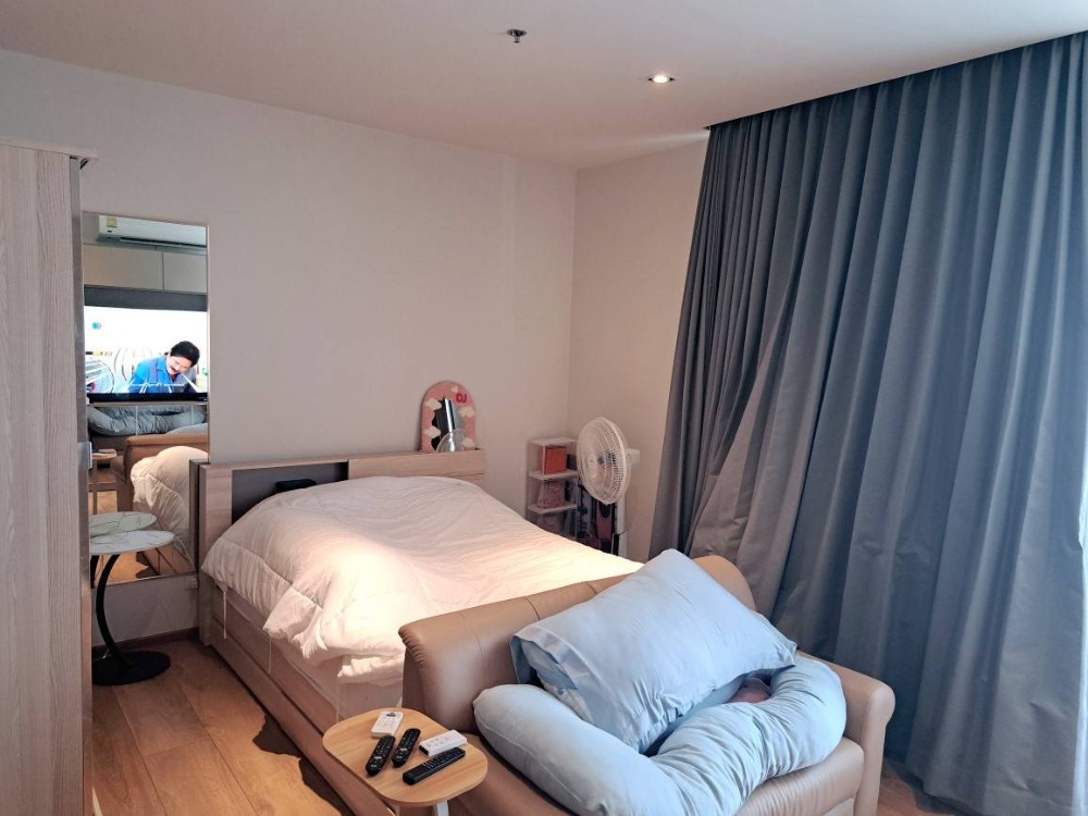 For SaleCondoSukhumvit, Asoke, Thonglor : Condo worth investing in in the middle of the city!! Room for sale with tenant, near BTS Phrom Phong, Condo for sale, Park Origin Phrom Phong, 33.85 sq m, 1 bedroom, 2 bathrooms.