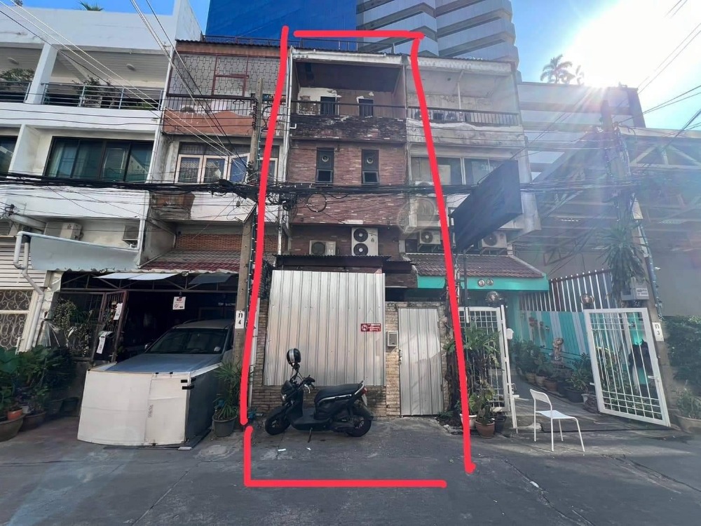 For SaleShophouseSukhumvit, Asoke, Thonglor : Commercial Building : 4.5 floors, 17 square wah | Sukhumvit 33/1 | The top floor has a rooftop terrace | Located behind the United Business Centre building | Close to Emporium Department Store, 150 meters away.