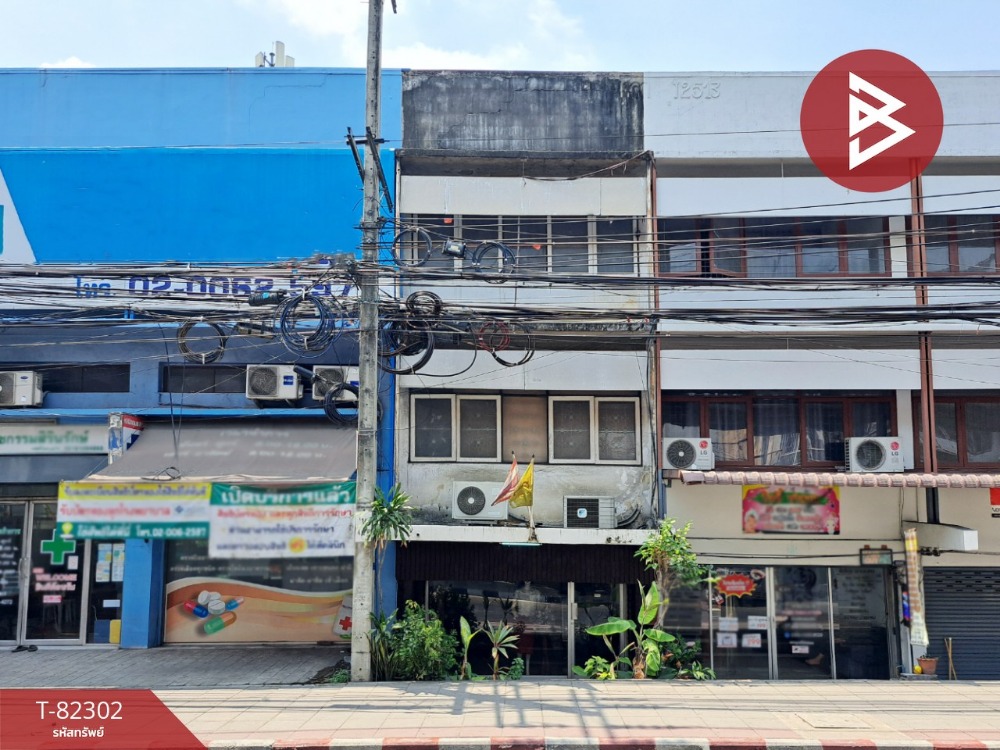 For SaleShophouseLadkrabang, Suwannaphum Airport : Commercial building for sale, On Nut Road, area 20 square meters, Prawet, Bangkok.