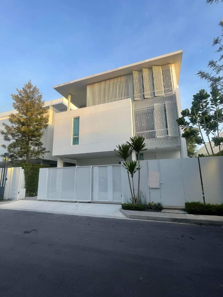 For RentHouseYothinpattana,CDC : The Master bedroom is in Penthouse style | VIVE Ekkamai-Ramintra (วีเว่ เอกมัย-รามอินทรา) | 3-Story Single House with a lift and 4 bedrooms. | It is luxuriously furnished.