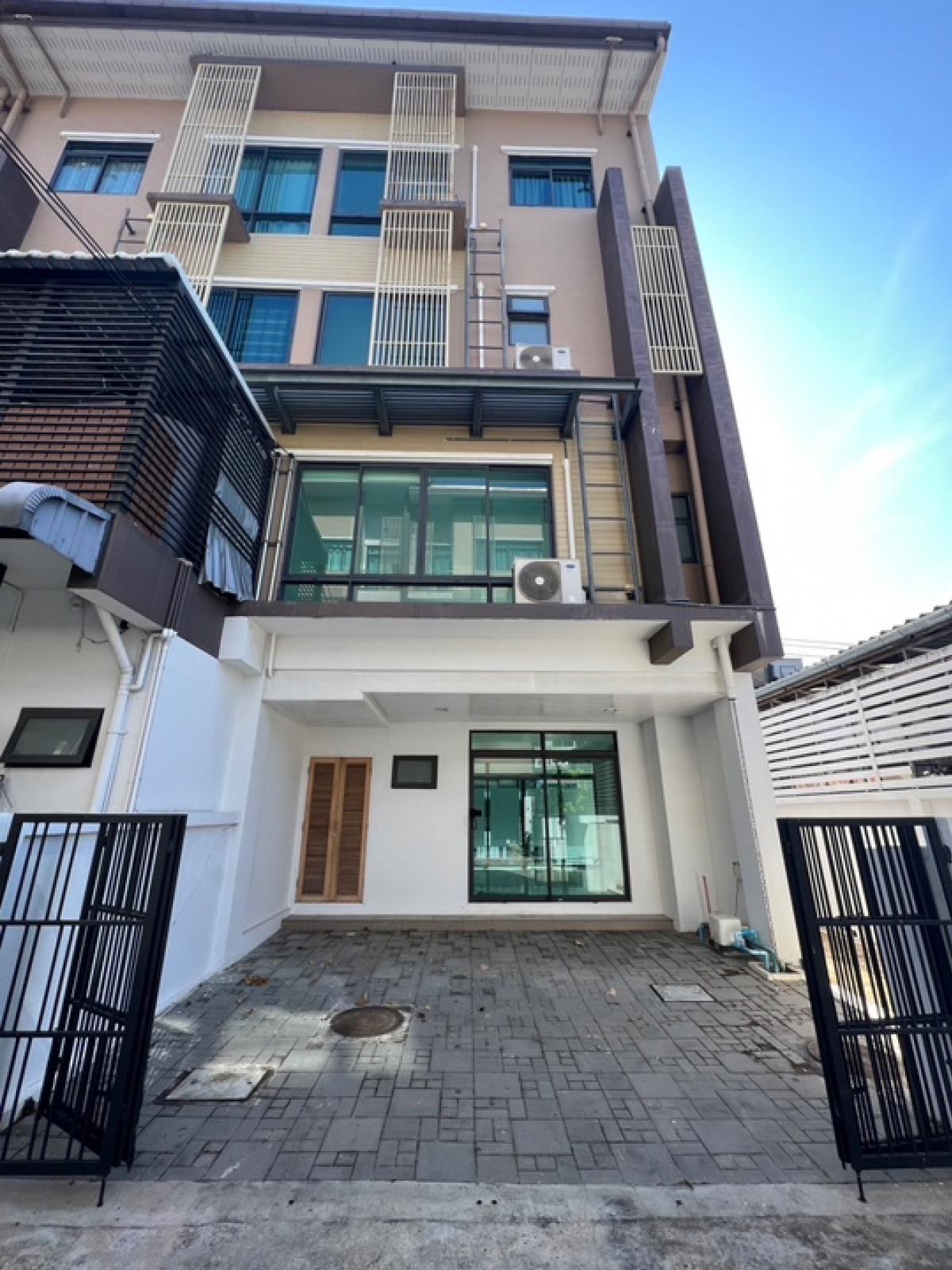 ขายทาวน์โฮมพระราม 3 สาธุประดิษฐ์ : 📢👇For rent / sale Townhome , corner unit, near Central Rama 3