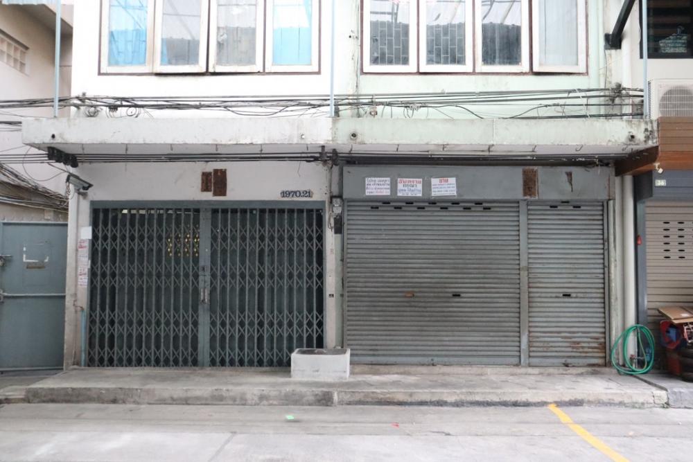 For SaleShophouseSathorn, Narathiwat : Commercial building for sale, 2 rooms connected together, Chan Road, Soi 25, suitable for a house, 24 sq m, 380 sq m, 12 million.