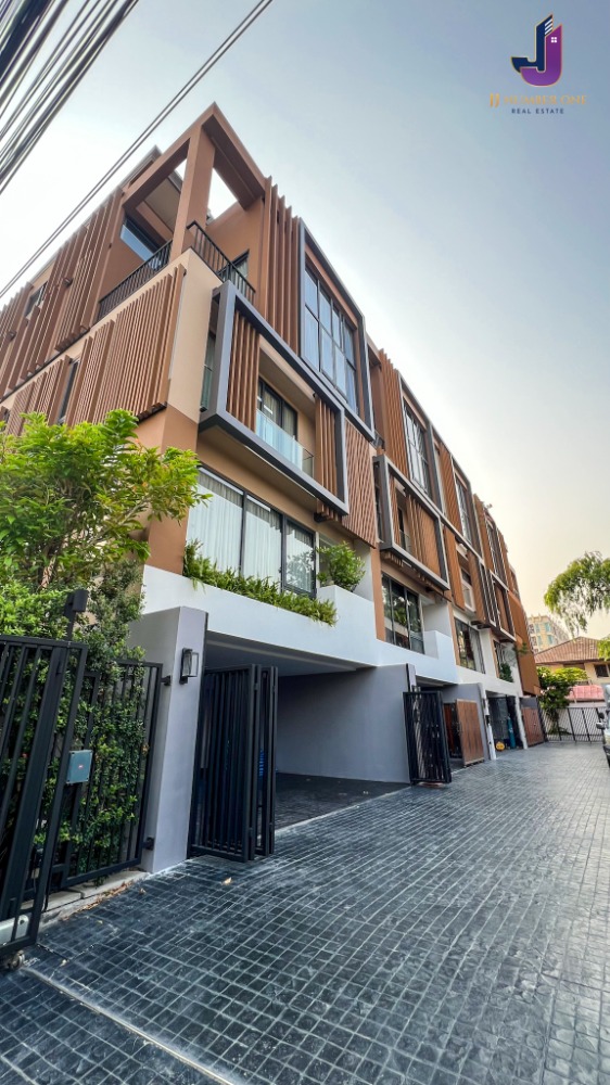 For SaleTownhouseOnnut, Udomsuk : Urgent sale!!! 3 and a half storey townhome with private elevator, Sukhumvit 64, near BTS Punnawithi 650 meters📌 Property code JJ-H169📌