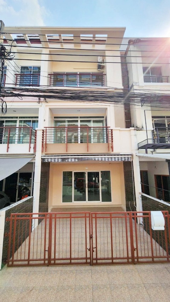 For SaleTownhomeChokchai 4, Ladprao 71, Ladprao 48, : For sale, Urbanion Lat Phrao-Chokchai 4, 20 sqw, 3 bedrooms, 3 bathrooms, newly renovated, 5 air conditioniners.