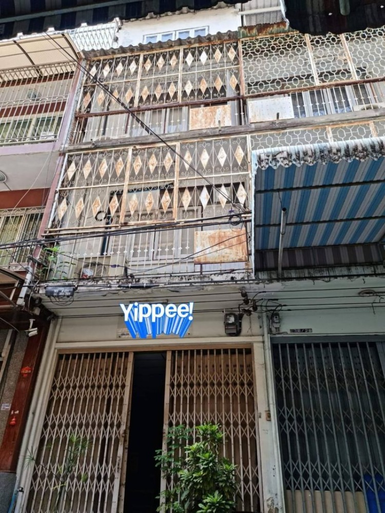 For SaleShophouseSilom, Saladaeng, Bangrak : For sale: 4-story building, Silom, Nares Road, area 15 square meters, 3 bathrooms, Nares Road, Silom Road, Bang Rak District, Bangkok.