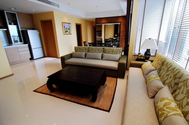 For RentCondoSukhumvit, Asoke, Thonglor : Rent 2 bed The Emporio Place BTS Phromphong Tel. 092 962 4691