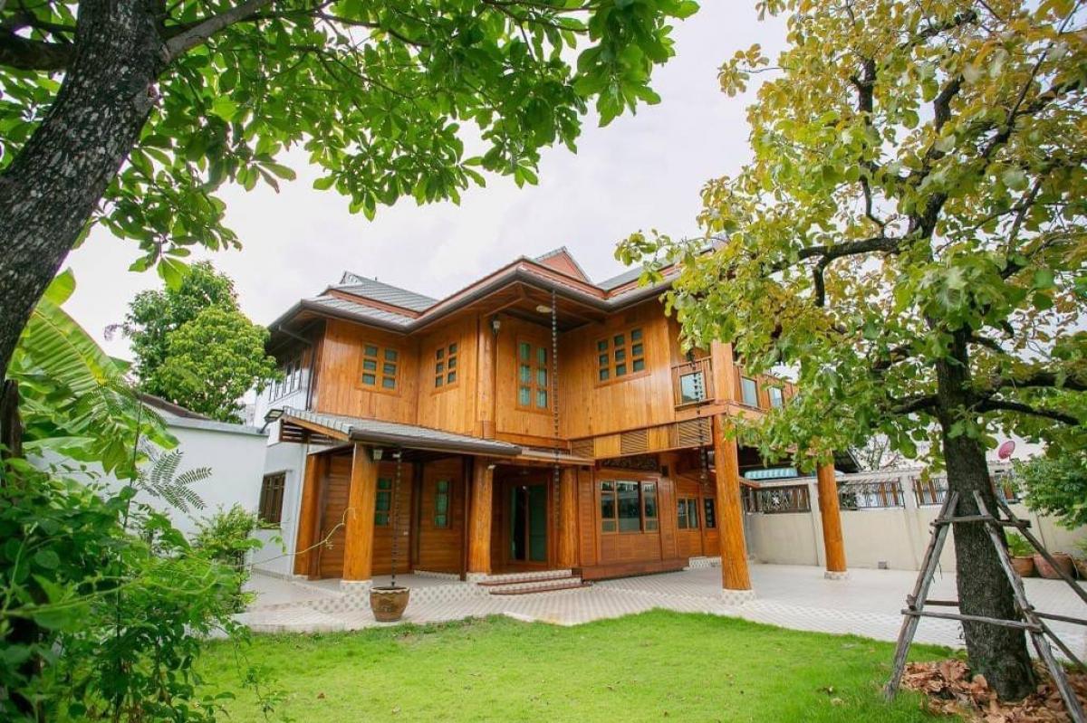 For SaleHouseRatchadapisek, Huaikwang, Suttisan : 📢👇Houses built from real wood, both 80% teak and red wood, inexpensive for a house in the heart of the city, not far from department stores and hospitals, ready to live in, has a lawn area, inexpensive price.