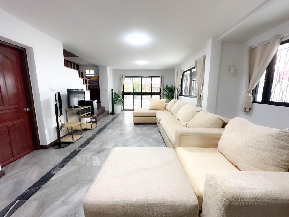 For RentTownhomePattanakan, Srinakarin : Townhome for rent, 4 floors, Avenue Village, Sukhumvit 101, air conditioned, fully furnished, 3 bedrooms, 4 bathrooms, rental price 25,000 baht per month. Can register a company