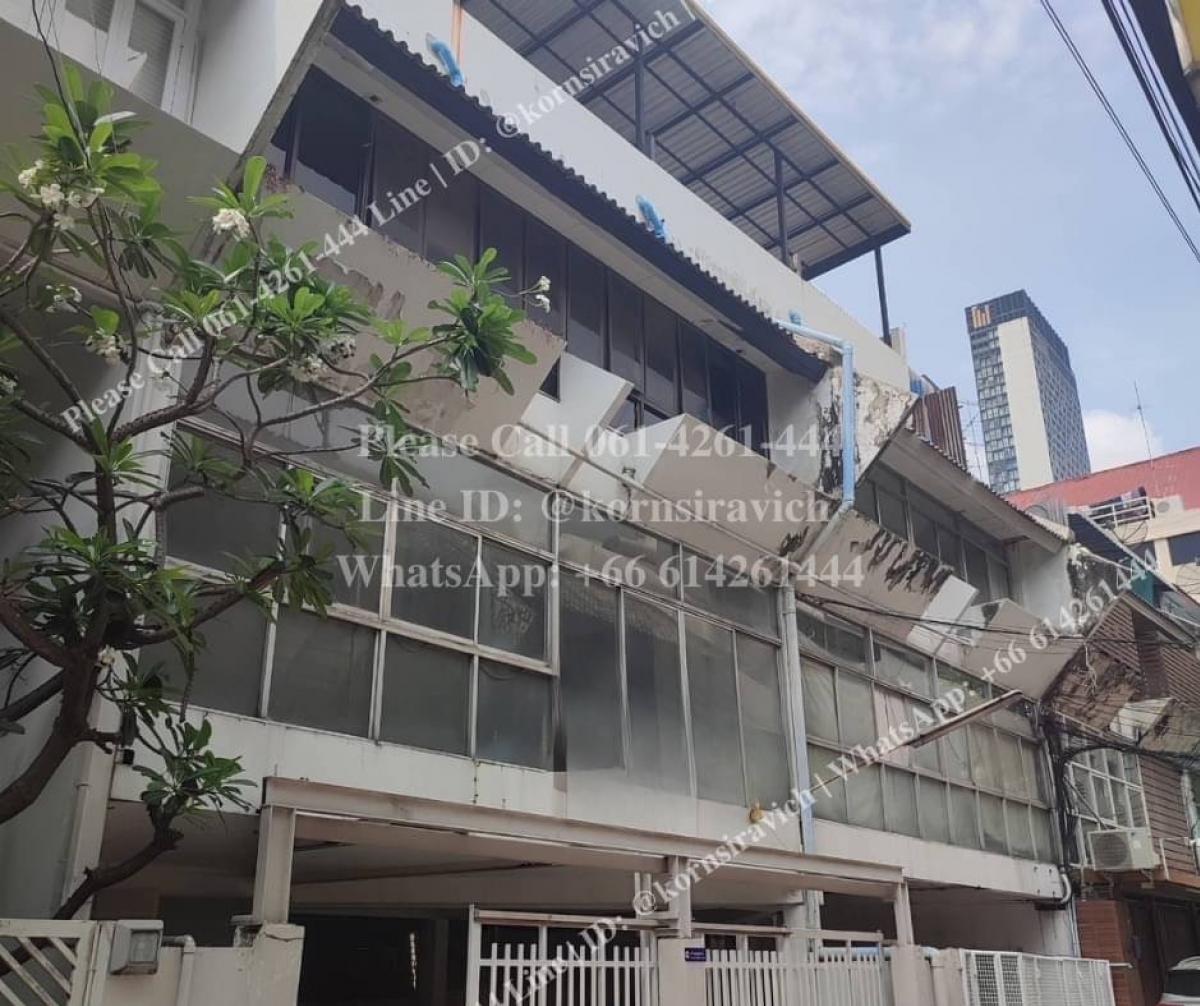 For RentShop HouseNana, North Nana,Sukhumvit13, Soi Nana : For rent: 2 commercial buildings, Soi Sukhumvit @ Nana - Ploenchit, near BTS 750 meters, with car parking (located in an alley with no pedestrian traffic)