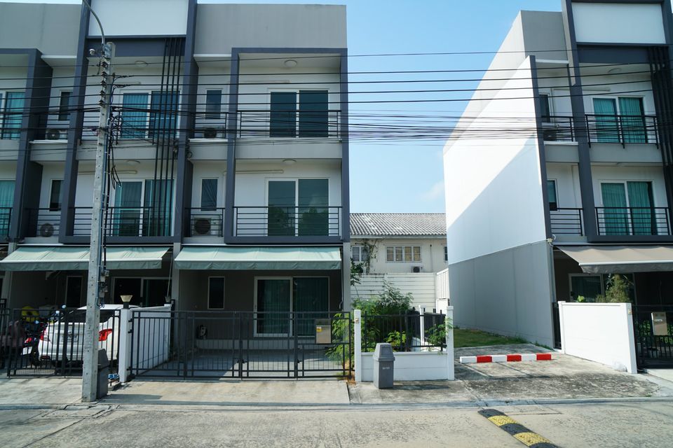 For SaleTownhomeLadkrabang, Suwannaphum Airport : K-5589 Urgent sale/rent! Baan Klang Muang Suan Luang, beautiful house, corner house, potential location, convenient travel.