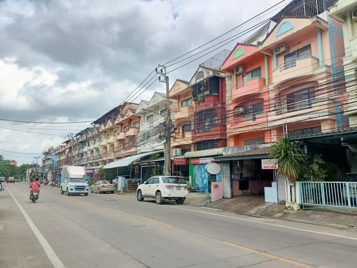 For SaleShophousePinklao, Charansanitwong : 4-Floors  commercial building for sale near the Red Skytrain. Very good location, next to the road, convenient parking.