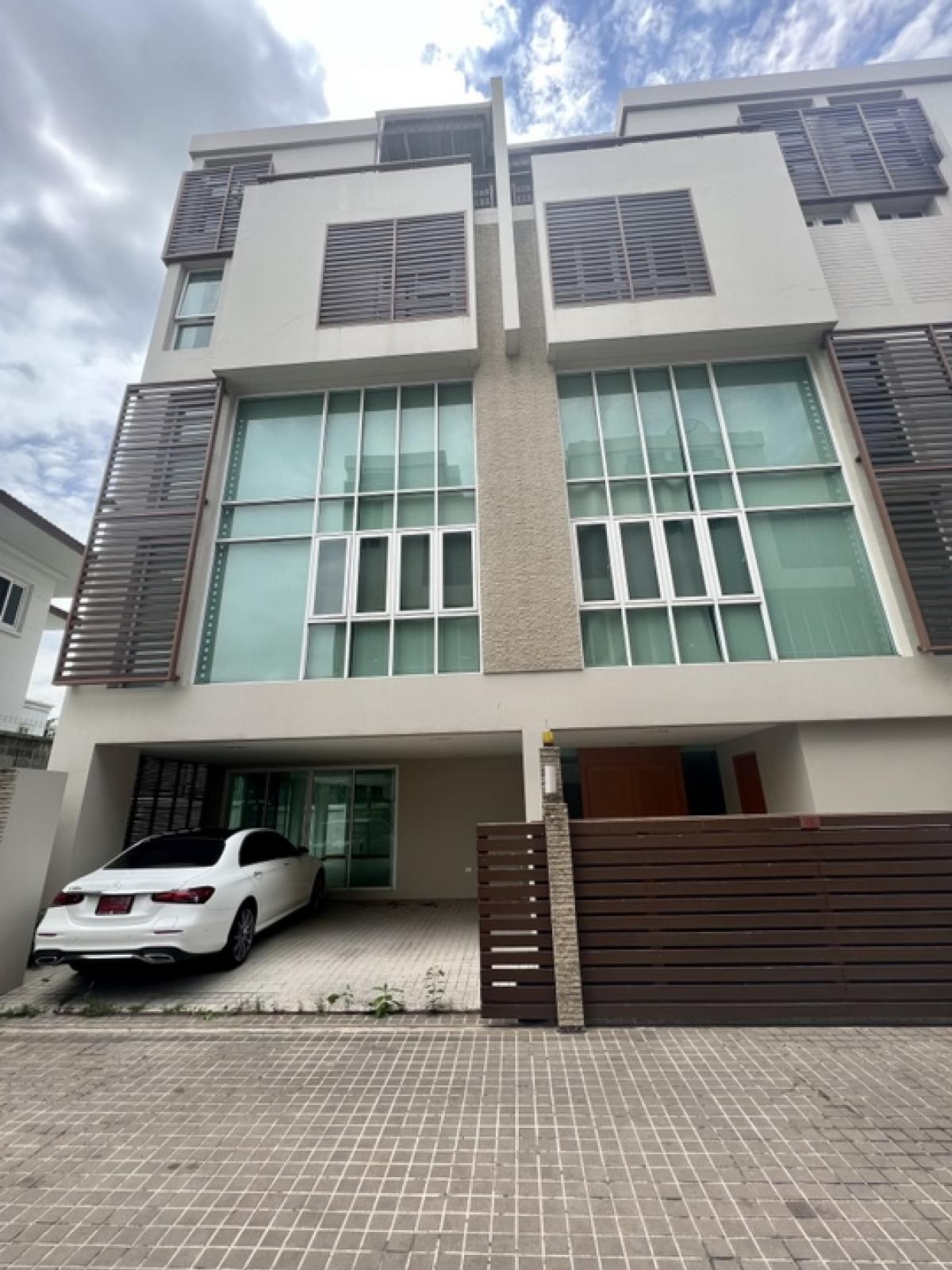 ขายบ้านสุขุมวิท อโศก ทองหล่อ : 📢👇 Luxury 5-storeys , 2 combine house  for sale , with in-house lift, layout functional , 2 double volume living room1 hometheatre, 1 work-out room with jacuzzi