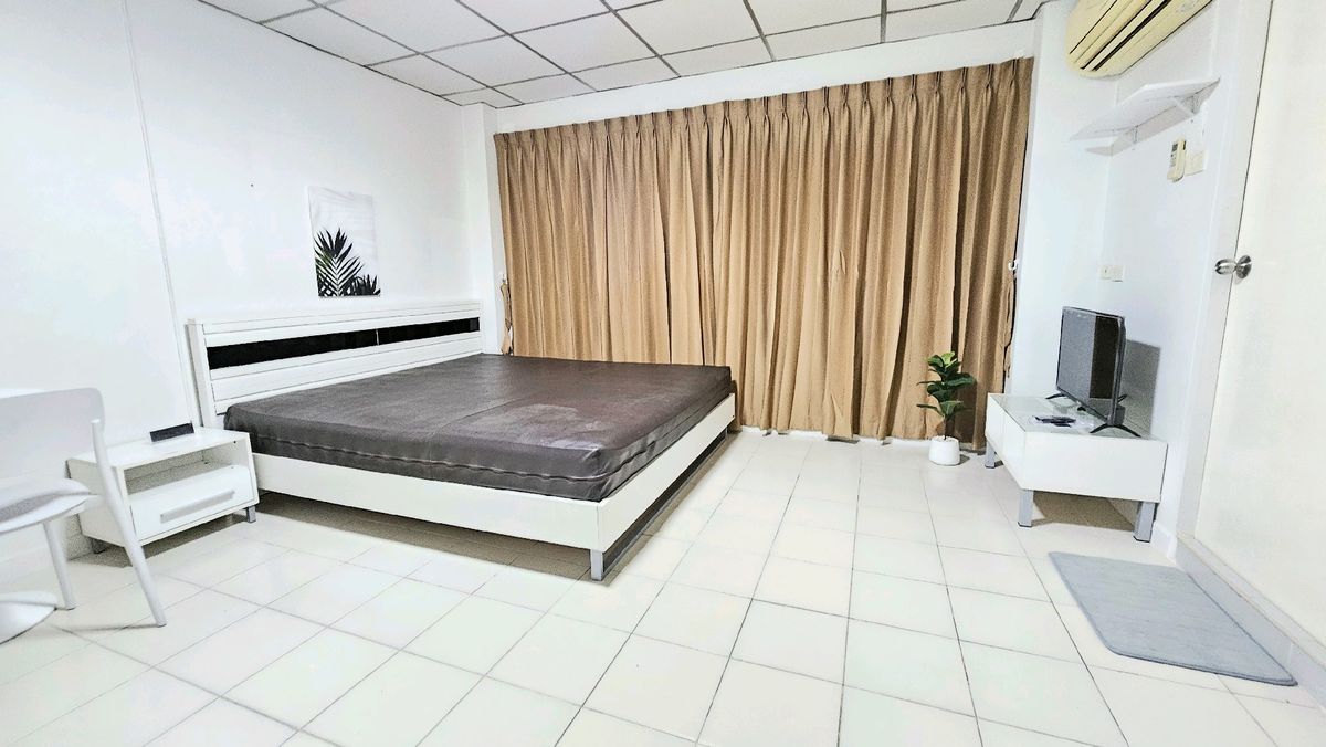 For RentCondoLadprao101, Happy Land, The Mall Bang Kapi : Lumpini Happyland Condo for rent, near BTS/MRT The Mall Bangkapi, Yellow Line, air con, hot shower, fully furnished.