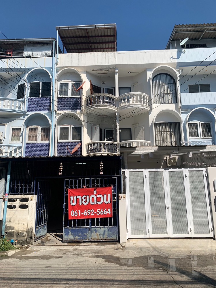 For SaleTownhousePattanakan, Srinakarin : Just 150 meters from Onnut 17 !! 3 Storey Shophouse with Rooftop for SALE in the Heart of Sukhumvit!! Near BTS Onnut.