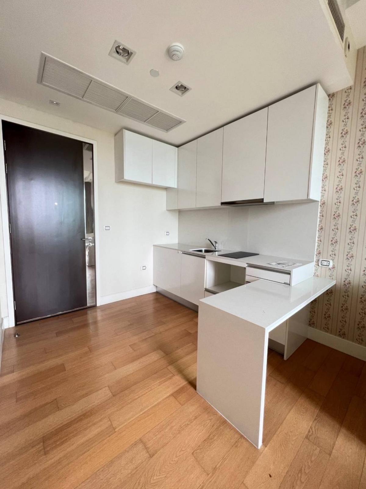 For SaleCondoLadprao, Central Ladprao : Urgent for sale, Equinox PHALL-VIBHA condo, size 40 sqm. 1 bedroom, 1 bathroom, price 4.08 million baht. Contact: 095-9571441id Line: nada_sara