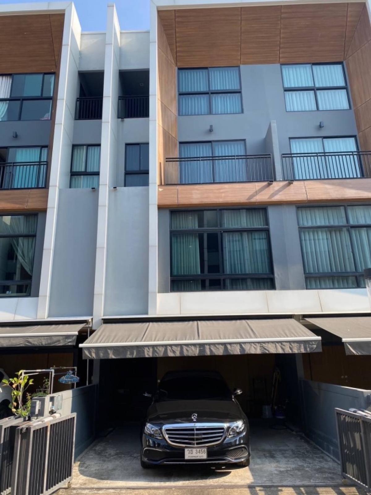 For RentTownhousePattanakan, Srinakarin : 3-story townhome for rent, good location near Thonglor, Arden Pattanakarn project (Arden Pattanakarn) with furniture.