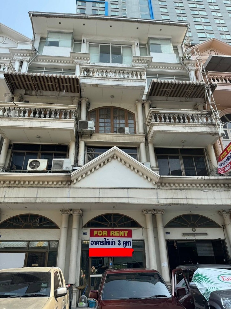 For RentShophouseSukhumvit, Asoke, Thonglor : 5-Storey Commercial Building, 3 Chapters 900 sq.m. | Sukhumvit 11 | Elevator, Parking for 5 cars | 3 minutes to BTS Nana Skytrain Station.