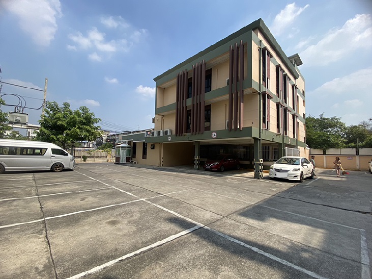 For RentShophousePathum Thani,Rangsit, Thammasat : For Rent Office building for rent / Home Office 3 floors, Don Mueang location, Pracha Uthit Soi, Songprapa, Kosum Ruamjai Road / Building area 728 square meters / Air conditioning throughout the building / Parking for 7-8 cars / Suitable as an office, can