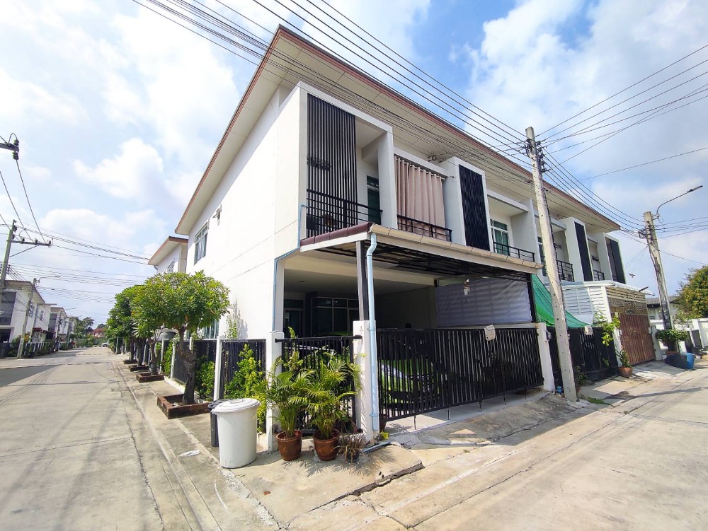 For SaleTownhouseBang kae, Phetkasem : Corner townhouse, decorated and ready to move in, The Miracle Plus Phetkasem 63, Project 1, The Miracle Plus Phetkasem 63 (1), very good location, suitable for buying to live in or renting out.