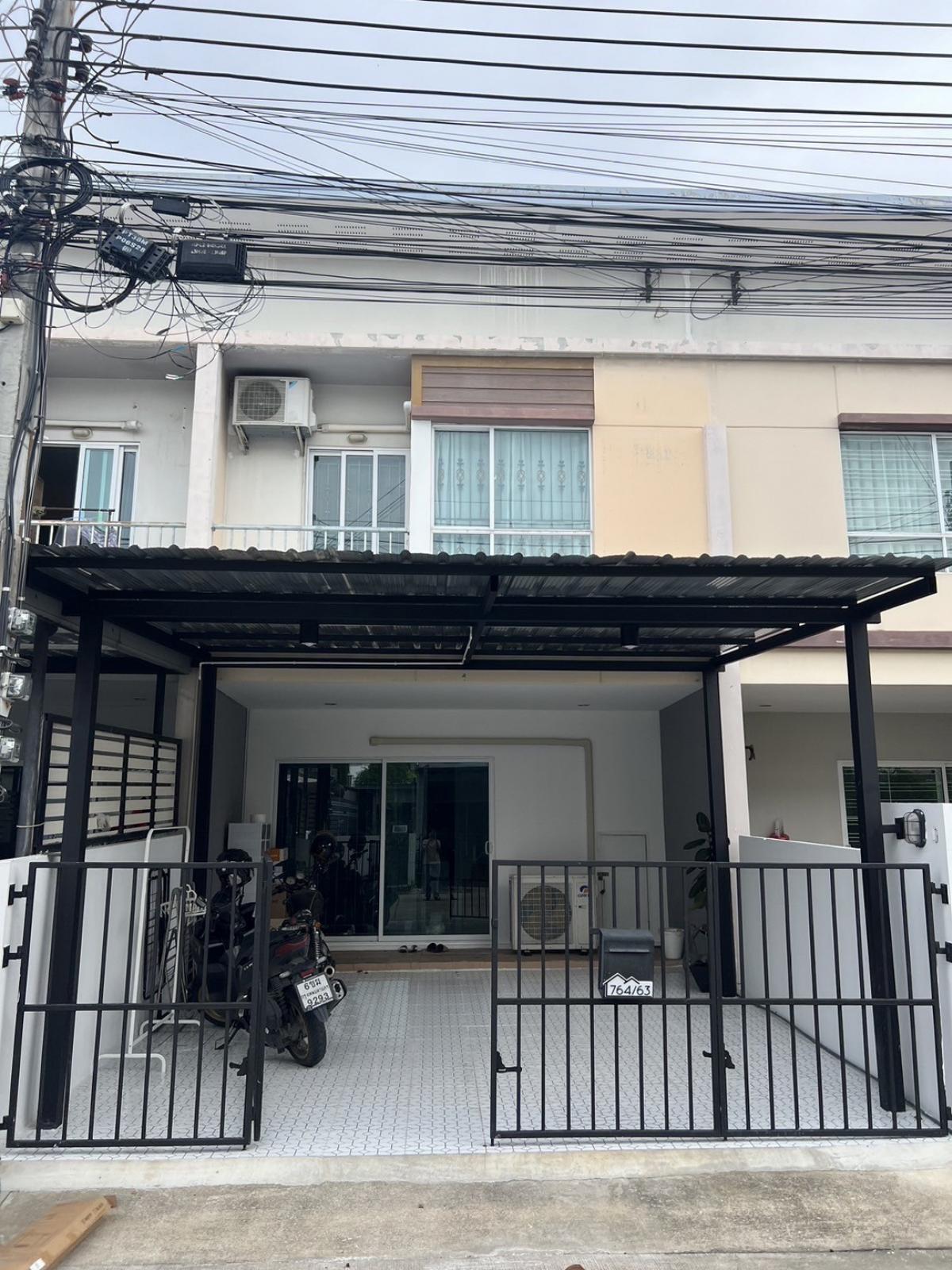 For RentTownhousePattanakan, Srinakarin : Townhouse for rent, 2 floors, 18 square wah, Villette Lite, Pattanakarn Soi 38, air conditioning in every room, fully furnished, kitchen extension completed, no collision in front of the house, parking for 2 cars in the house, the house has furniture in e