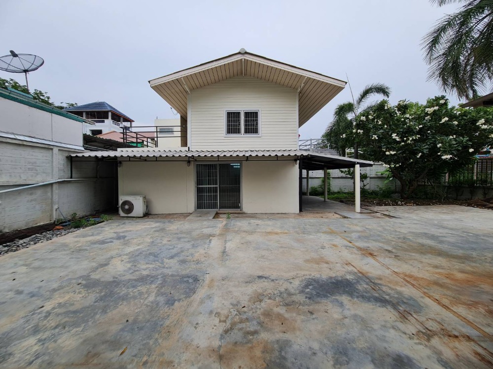 For RentHouseNonthaburi, Bang Yai, Bangbuathong : House for rent with land 100 square wa. Soi Rattanathibet 22. Access to 3 roads, both Sanambin Nam - Tiwanon