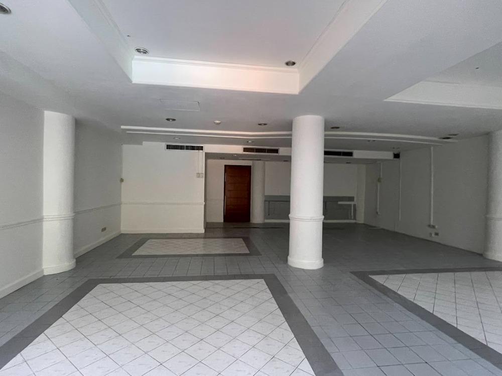 For RentOfficeWitthayu, Chidlom, Langsuan, Ploenchit : Office or shop space, size 75 sq m., ground floor in the project in Chidlom Lang Suan area, price 700 baht per square meter.