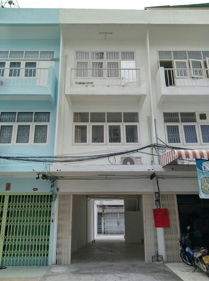 For RentShophouseWongwianyai, Charoennakor : Shophouse for rent, Soi Charoen Nakhon 40