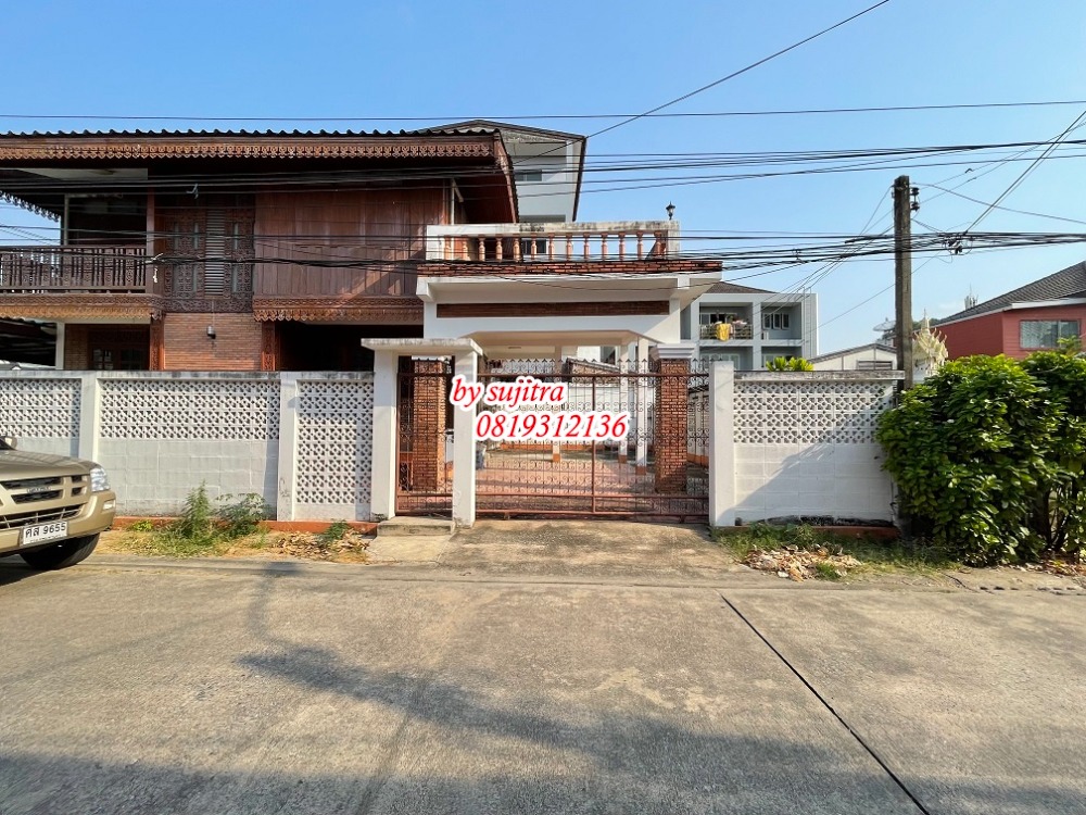 For RentHouseChokchai 4, Ladprao 71, Ladprao 48, : For rent: 2-storey detached house, 75 sq m, half brick, half wood, located at Lat Phrao 35