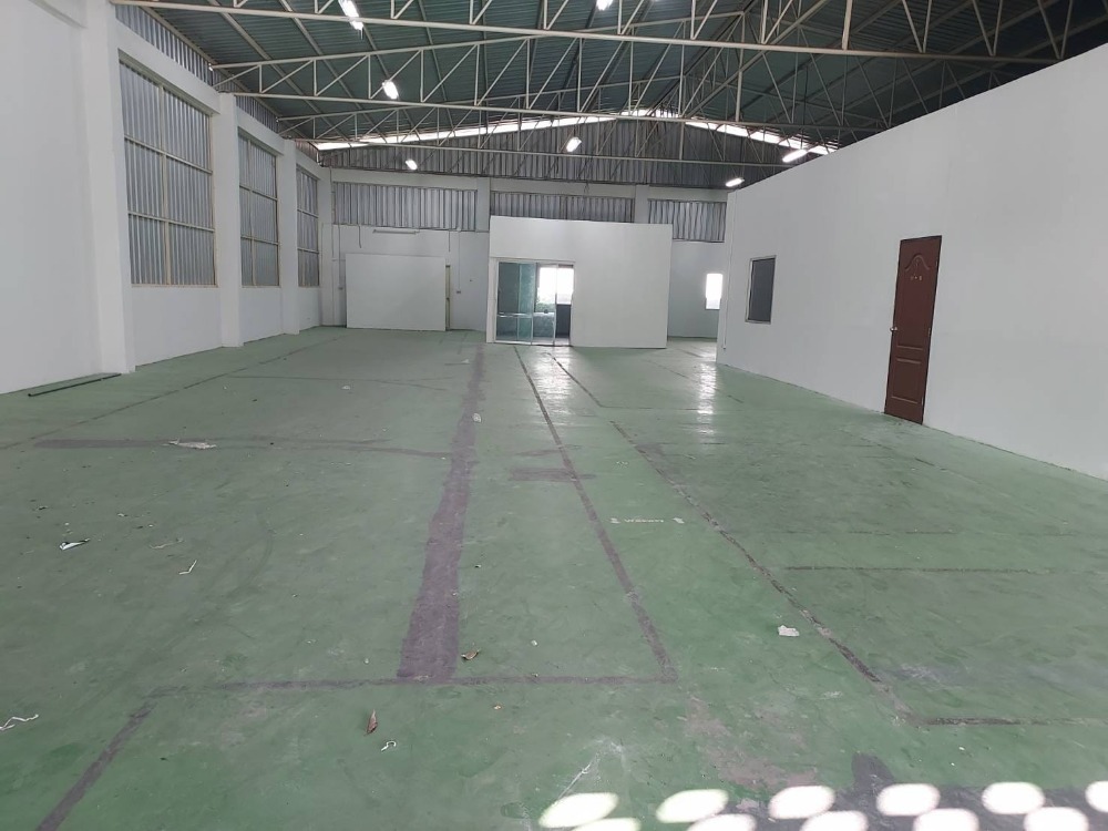 For RentWarehouseSamut Prakan,Samrong : Warehouse for rent 400 sq m. + office 200 sq m. Bangna-Trad Km.16 outbound.