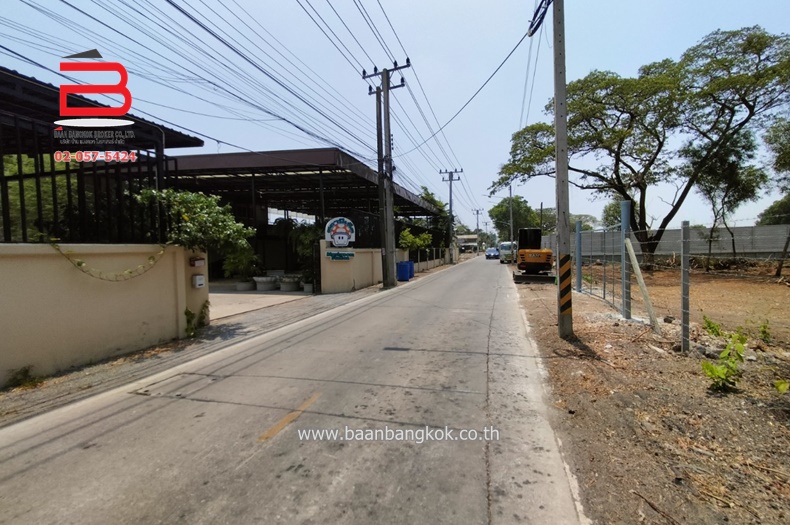 For SaleLandPathum Thani,Rangsit, Thammasat : Land with building business, Soi Khlong Sam 2/1, area 4 rai, Rangsit-Nakhon Nayok Road, Khlong Luang District, Pathum Thani Province.