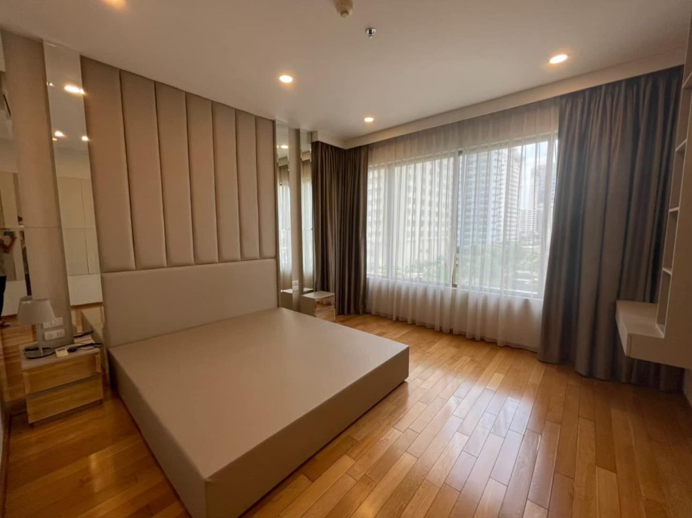 For SaleCondoSukhumvit, Asoke, Thonglor : Condo for sale THE EMPORIO PLACE Sukhumvit 24 near BTS Phrom Phong, price only 24,500,000 baht.