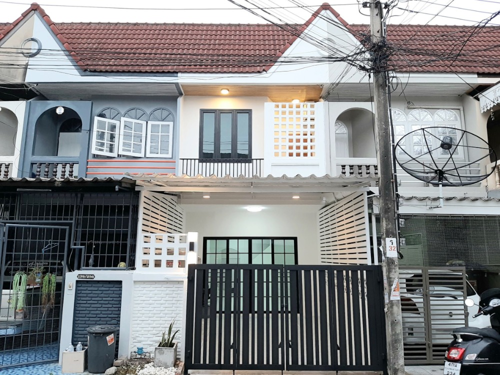 For SaleTownhomeChokchai 4, Ladprao 71, Ladprao 48, : 2-story townhouse for sale, Lat Phrao 87, Intersection 3, newly renovated.