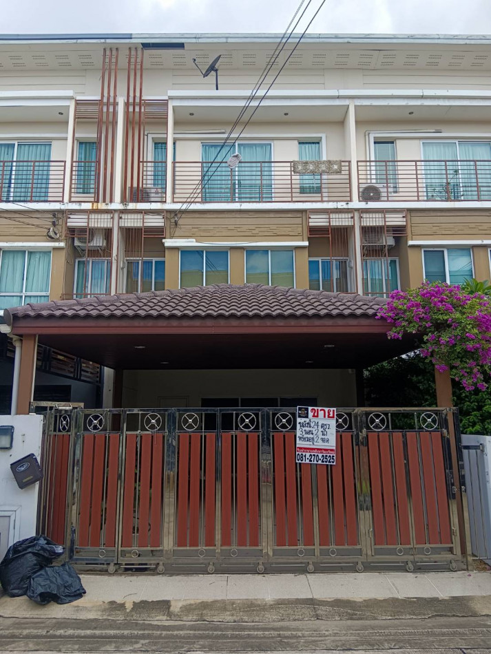 For SaleHousePattanakan, Srinakarin : 3-story townhome for sale, Village city, Soi Phatthanakan 38, ready to move in,Good price.