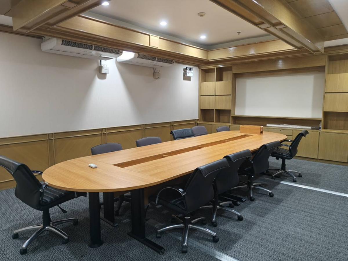 For RentOfficeRatchadapisek, Huaikwang, Suttisan : Office for rent, furnished, size 367.40 square meters, 4 regular parking spaces, RS Tower Building, Ratchadaphisek Road, Bangkok