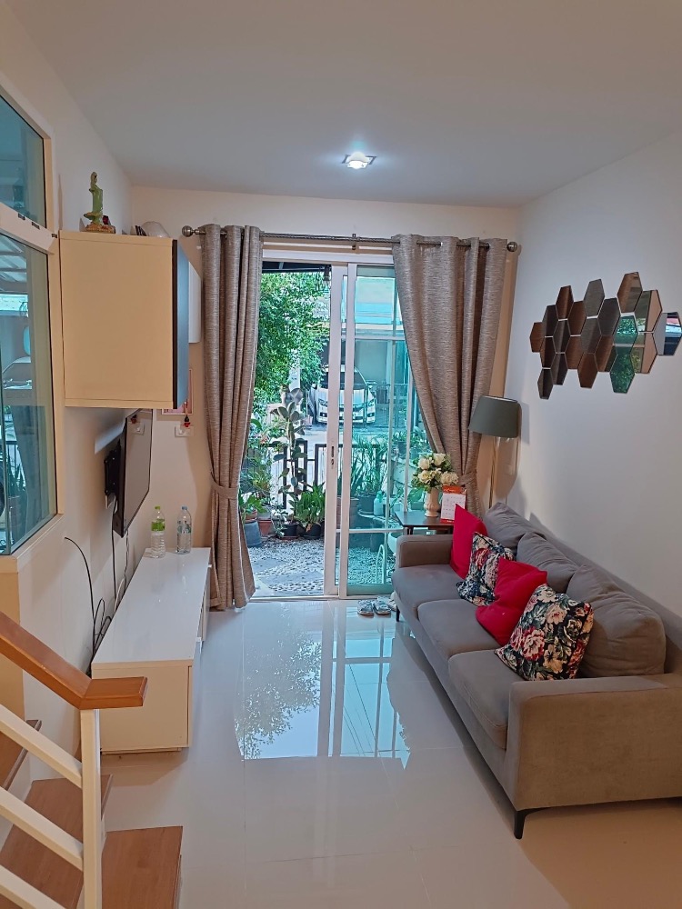 For RentTownhomeKaset Nawamin,Ladplakao : Townhouse for sale/rent, Golden Town 3 Kaset-Nawamin 42, fully decorated, beautiful and luxurious. Near Chocolateville, Central Islesville, CDC