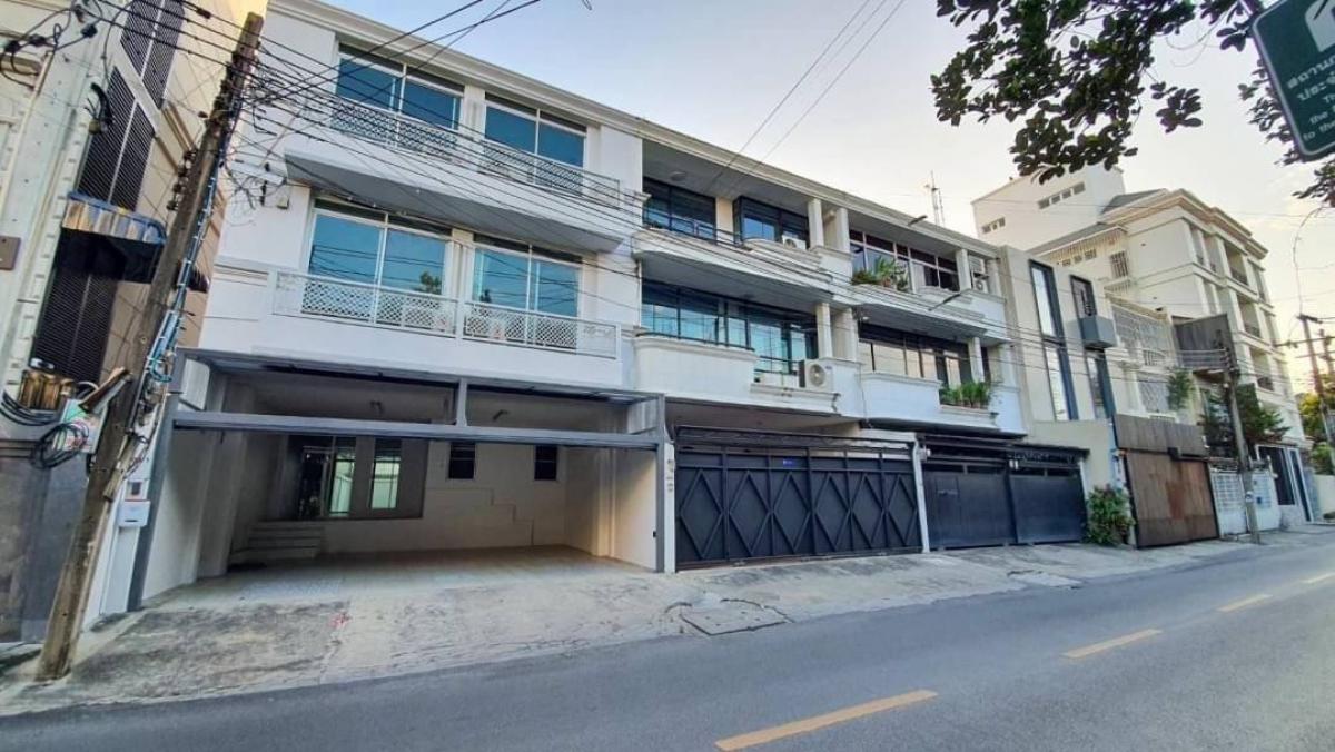 For RentShophouseSukhumvit, Asoke, Thonglor : Commercial building for rent, Soi Thonglor, Sukhumvit 55, Khlong Tan Nuea Subdistrict, Watthana District, Bangkok. Parking for 2 cars. Company registration possible. Can rent for business.