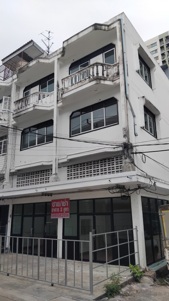 For RentShophouseBang kae, Phetkasem : Building for rent, 3 floors, 2 units #Phetkasem 69/1, area 40 sq m.#Corner room #East, for rent 25,000.- baht/month. .#Improved the interior well.