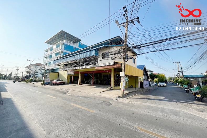 For SaleShophouseKasetsart, Ratchayothin : 2-story building for sale, wide frontage With 85 square wah of land, Chang Akat Uthit Road. Soi Chang Akat Uthit 26