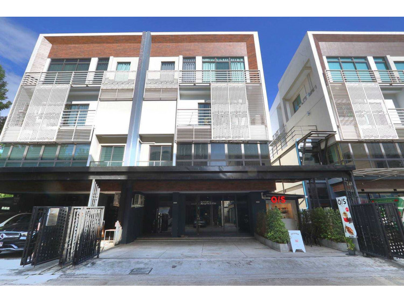 For SaleTownhouseKaset Nawamin,Ladplakao : 4-story home office for sale, District Ekkamai-Ramindra. Near the Pink Line BTS, 44 sq m, 4 floors.