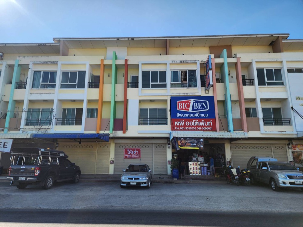 For RentShophousePathum Thani,Rangsit, Thammasat : Commercial building for rent, next to the road, near Lat Sawai Market, wide front, convenient parking, Rangsit, Lam Luk Ka, Pathum Thani.