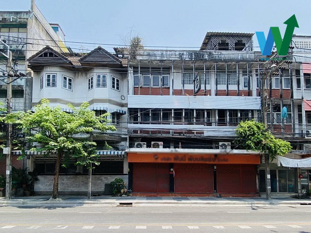 For SaleShophouseKasetsart, Ratchayothin : Property code: P15005 Commercial building for sale, Phahonyothin 32, 5 units, 4 floors, area 65 square wah, usable area 1,050 square meters, 1st floor made into 1 large office zone, the remaining zone is a spacious open space. The area can be adjusted 