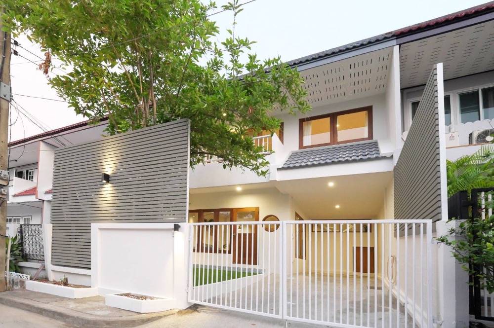 For RentHouseOnnut, Udomsuk : RH050224 2-story house for rent, Soi Pridi 42, fully furnished. Travel near Ekkamai, Thonglor