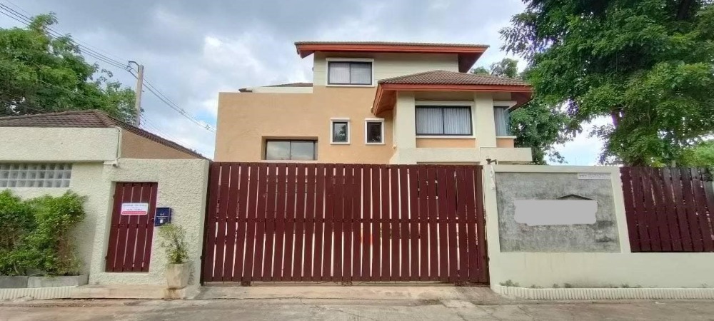 For SaleHousePathum Thani,Rangsit, Thammasat : 📣Urgent sale, selling a 3-storey single house, designed by a great architect, corner house, strong structure, located on an alley road, the back of the house does not hit anyone, suitable for living or as an office.