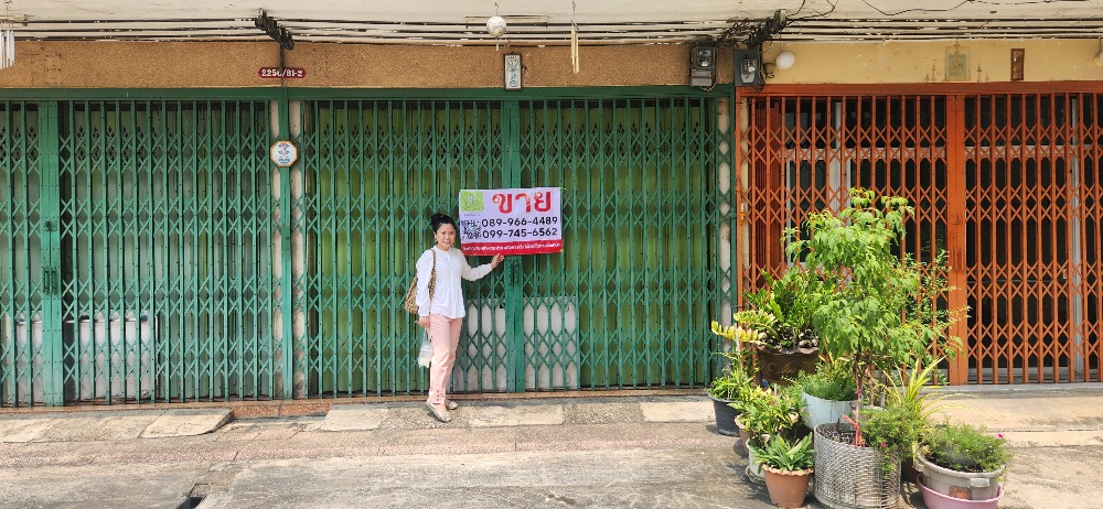 For SaleShophouseSathorn, Narathiwat : There is nothing more special than this! Urgent sale for only 11.5 million baht, commercial building, 4.5 floors, 2 units, Charoen Krung 76/2, in front of the house will not hit anyone, parking for 4 cars, near Asiatique.