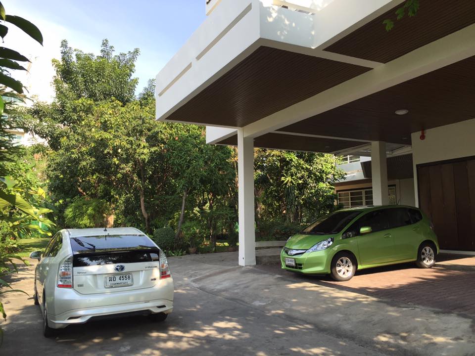 For RentHouseOnnut, Udomsuk : Single house for rent, Sukhumvit 71 Road, Soi Pridi Banomyong 14, land area 340 sq.wa., usable area 1,000 sq.m., 4 bedrooms, 5 bathrooms (3 maid rooms, 1 bathroom), good location, convenient transportation