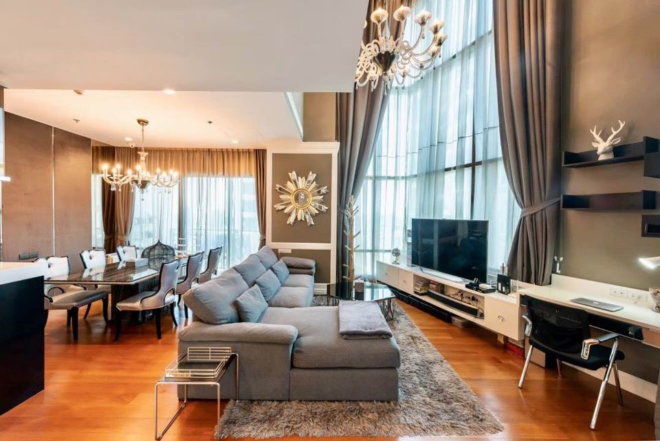 For RentCondoSukhumvit, Asoke, Thonglor : **Urgent rent in the heart of Sukhumvit** Duplex room, 3 bedrooms, 3 bathrooms, floors 25-26, beautifully decorated, fully furnished.