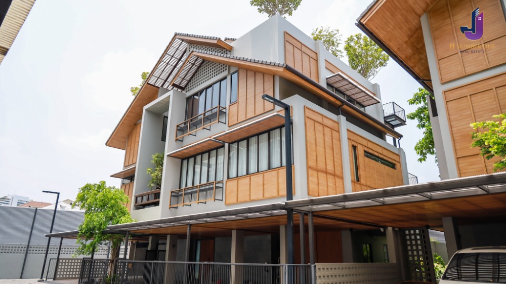 For SaleHouseSapankwai,Jatujak : Luxury house for sale, 3-storey detached house, located at 5 Lat Phrao intersection, in the heart of Vibhavadi-Chatuchak. The house is ready to move in. The whole house is fully furnished, on land of 88.7 sq m, usable area 620 sq m. 📌 Property code JJ-H17