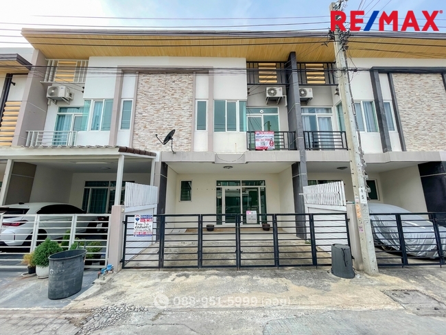 For SaleTownhomeMin Buri, Romklao : Gusto Ramkhamhaeng project for sale, Rat Phatthana Road (Soi Mistine), kitchen addition. Convenient travel near the Eastern Outer Ring Road - near the motorway. Bangkok-Chonburi