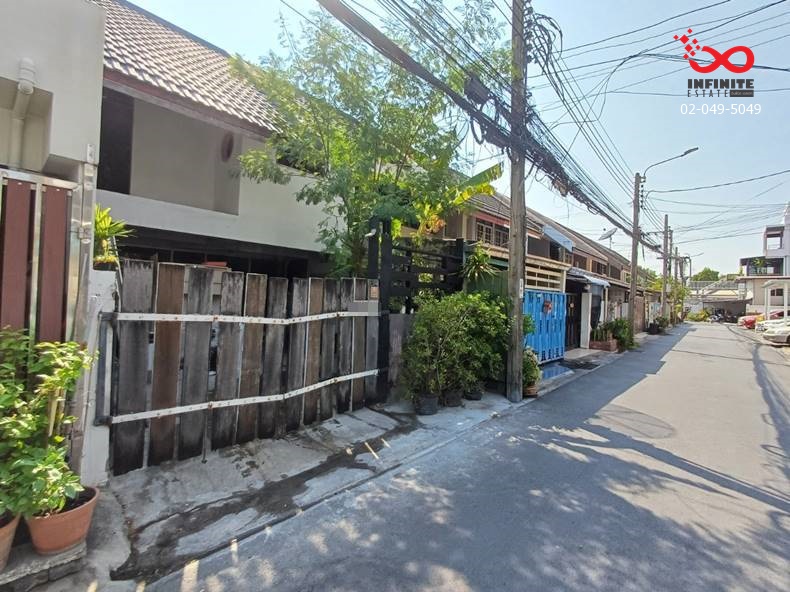 For SaleTownhouseSapankwai,Jatujak : Townhouse for sale, 2 floors, 24 square wah, Soi Sermsuk 2, Intersection 3, Prachachuen Road.